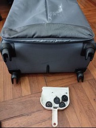 更換 American tourister 行李箱，單輪子或雙輪子
