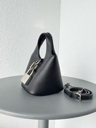 💜全新 🏆 Balenciaga 巴黎世家 Locker系列水桶包 黑色粒面牛皮革豎款