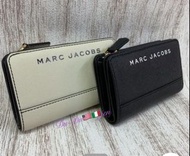 🇺🇸Marc Jacobs 🔥 M0015163 🌈 14 x9x2.5 💞白色LOGO防刮皮革釦式中夾-零錢包（多色任選) 紅，綠，黑