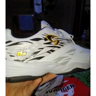 HYOUGEN Tiger White Badminton Shoes Size 39/40 preloved NEW