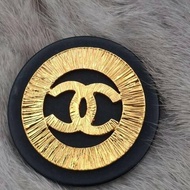 【Chanel】 Vintage 黑色壓克力/樹脂底金屬放射拉絲紋雙 C 鈕扣胸針