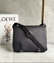 ✨Loewe 磁扣開合牛皮革郵差包 單肩包 男款 黑色