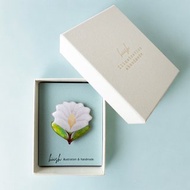 泰山木の花ブローチ