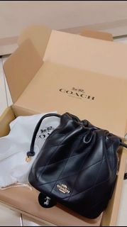 全新 【COACH】FAYE 黑色 褶飾細節迷你拉繩包 斜背包 側背包