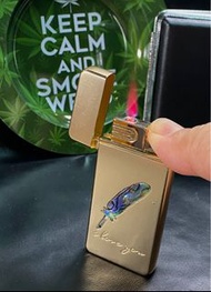 金色貝殼羽毛防風打火機、20支黑色煙盒、綠色煙灰碟