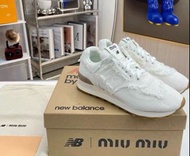 💜New Balance x MIU MIU 繆繆 NB 574 繫帶圓頭 牛仔做舊毛邊 低幫鞋 女款 白色Low-cut shoes women's white