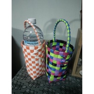 Bakul anyaman untuk botol air.