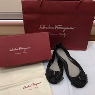 Ferragamo黑色蝴蝶結膠鞋