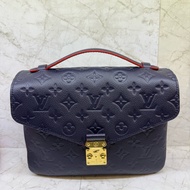 LV全皮壓紋藍金郵差包