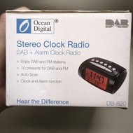 【懷舊實用・Ocean Digital 雙喇叭床頭數碼收音機 / LED 電子時鐘鬧鐘（型號 DB-820）】
