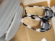 日本家居拖鞋
支持香港
#需要你支持
黃埔花園實體店
家居拖 #japan
#穴位按摩 #超級舒服
數量有限
#馬年
＃每年大賣
Size 22-25cm
原價$98