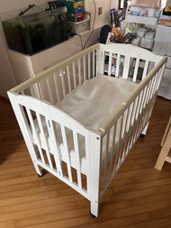 白色摺疊嬰兒床