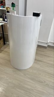 白色弧形接待櫃檯