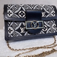 Louis Vuitton✨LV黑白刺繡1854達芙妮woc鏈條包 芯片