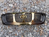 กระจังหน้า TOYOTA SPORT RIDER D4D Black & Gold สีดำ-ทอง เงา (พร้อมโลโก้สีทอง) สำหรับ โตโยต้า ไทเกอร์