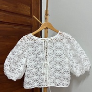 B089 White Shirt With Embroidered Flowers All Over Second Hand