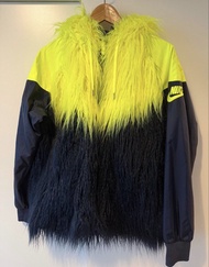 Sacai x Nike 螢光黃拼深藍毛毛外套
