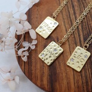 Celestial Elegance 黃金星座項鍊，帶有十二星座標誌，驚艷黃金