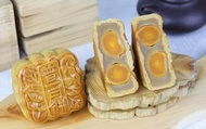 【限量！中秋團圓 - 蓮蓉雙黃月餅禮盒(4入)】蛋黃香氣飽滿沒有腥味 傳統的港式月餅