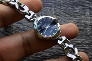 นาฬิกา Fashion มือสองญี่ปุ่น Geneva ระบบ QUARTZ ผู้หญิง ทรงกลม กรอบเงิน หน้าดำ หน้าปัด 25มม. สายสแตนเลส ใช้งานได้ปกติ สภาพดี ของแท้ ไม่กันน้ำ