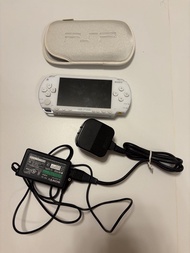 白色 SONY PSP 1006 遊戲機連充電器 （不包電池）