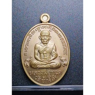 泰国佛牌，牌贴：B8096牌名：Luang Phu Thuad Phor Tham Yod 龙婆托： 佛历：BE2561＃值得收藏＃龙婆托挡灾/避险/保命/心想事成为龙婆托自身牌最主要的功效/能够保佑