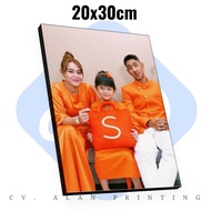 CETAK FOTO 20x30 PLUS BINGKAI KAYU UV ANTI PUDAR INI CETAK FOTO