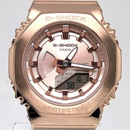 卡西歐 G-SHOCK GM-S2100PG-4A 金屬錶殼中型緊湊型腕錶,採用卡西歐橡木八角形錶殼、雙 LED 照明、粉金 IP 鍍層指針/數位雙顯,2023 年 8 月發售,Mikunigaoka