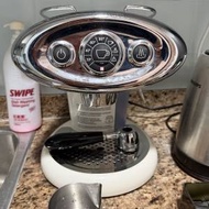illy X7.1 外星人復古膠囊咖啡機