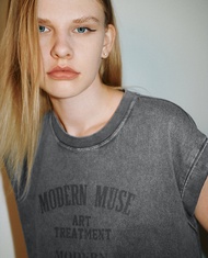 URBAN REVIVO - Áo thun nữ cổ tròn in hình trẻ trung UYY440027-B5A