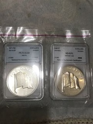 二個巴拿馬銀幣。一個42克，限量發行