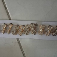 Glod ring ribbon chin brooch0