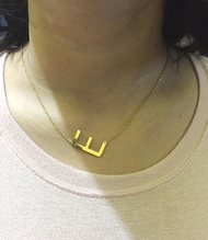 Lan’z Kalung Liontin Huruf E Titanium Anti Karat ( emas)