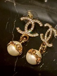 (最新限量隱藏款)Chanel 閃石雙C 珍珠字母 耳環 24C  earrings pearl 23K