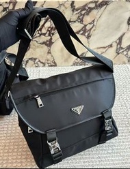 ❤❤❤Prada 金屬三角徽標翻蓋鎖扣郵差包 斜跨單肩包 男款 黑色
