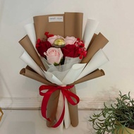 R36 * Bouquet soap roses - Nice colour with single ferrero -size M