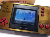 全新 有趣有誠意國產手提電玩遊戲機，GAME & CONSOLE ，充電的，紅色，2.8寸屏，尺寸約15x8cm，內置1000隻不多重複FC任天堂遊戲，大作小作，好玩唔好玩，改版，經典都齊，有電視AV
