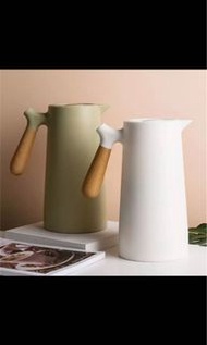 （需預訂）原木柄簡約風大容量水壺1L Thermos Vintage Water Bottle Thermal Insulation Kettle Home Thermal Insulation Pot Glass Liner Thermos Hot Pitcher Water Jug