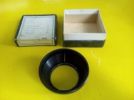 1950年代東德蔡司 Zeiss Ikon 蔡司依康/後來 Pentacon遮光罩. 外觀新淨有原裝紙盒,  電木膠有一條自然裂開裂痕，所以特價發售。請參閱照片。

49mm 螺絲牙，圓形電木膠，大部
