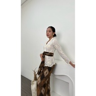 Dahlia kebaya