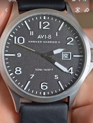AVI-8 Hawker Harrier II 系列 的飛行男錶，45mm錶徑，具體型號為 AV-4019-05。該系列設計靈感源自傳奇的霍克鷂式戰鬥機，展現出強烈的航空軍事風格。