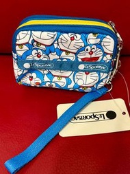 全新LeSportsac哆啦A夢聯乘的限定設計系列，可愛零錢包卡片包收納包化妝包小手拿包。尺寸：11 cm ×8.5 cm ×厚4 cm。可在屯馬綫烏溪沙站至土瓜灣沿途各站交收。