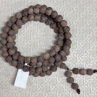 越南芽莊糖結紫奇楠沉香108珠脖掛～沉香中的極品。表面像掛上滿滿糖霜雪沙，初聞時帶有濃濃朱古力甜味、接著轉為濃郁的蜜甜香和乳香，尾韻則有涼意，且香氣持久且擴散力強。