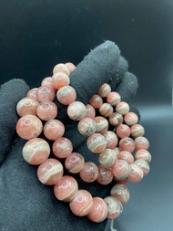 สร้อยข้อมือโรโดโครไซต์ธรรมชาติ ลูกปัดกลม มีขนาด 6810 มม. Natural rhodochrosite round beaded bracelet