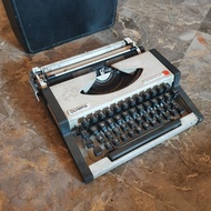 MESIN Antique Typewriter Olympia Traveler de Luxe Old School normal