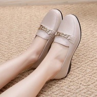 ꕥCatalog shoesꕥ รองเท้าคัชชูยาง ส้นเตี้ยแต่งคาดโซ่สีทอง สีพื้น 3 สี เบอร์ 36-40 (168)