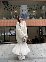 ผู้หญิง แขนยาว เสื้อสเวตเตอร์ถัก คอวี หลวม Fit ความยาวปานกลางน้ําตก Trim Fox Fur จําลอง ฤดูใบไม้ร่วง