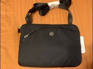 外國預訂 2色選 lululemon curved lines crossbody bag 拉鍊口袋 logo 斜咩袋