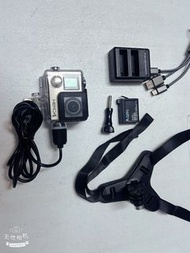 功能正常，二手GOPRO HERO4觸控營幕，大全配，主機本體外表皮有多處沾黏。不介意再購買，（主機一台，電池原廠*1，附廠雙孔充電器*1，邊充邊錄附廠防水殼一個，16g記憶卡一張