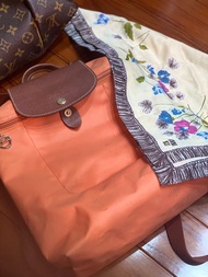 Longchamp後背包+ANNA SUI絲巾